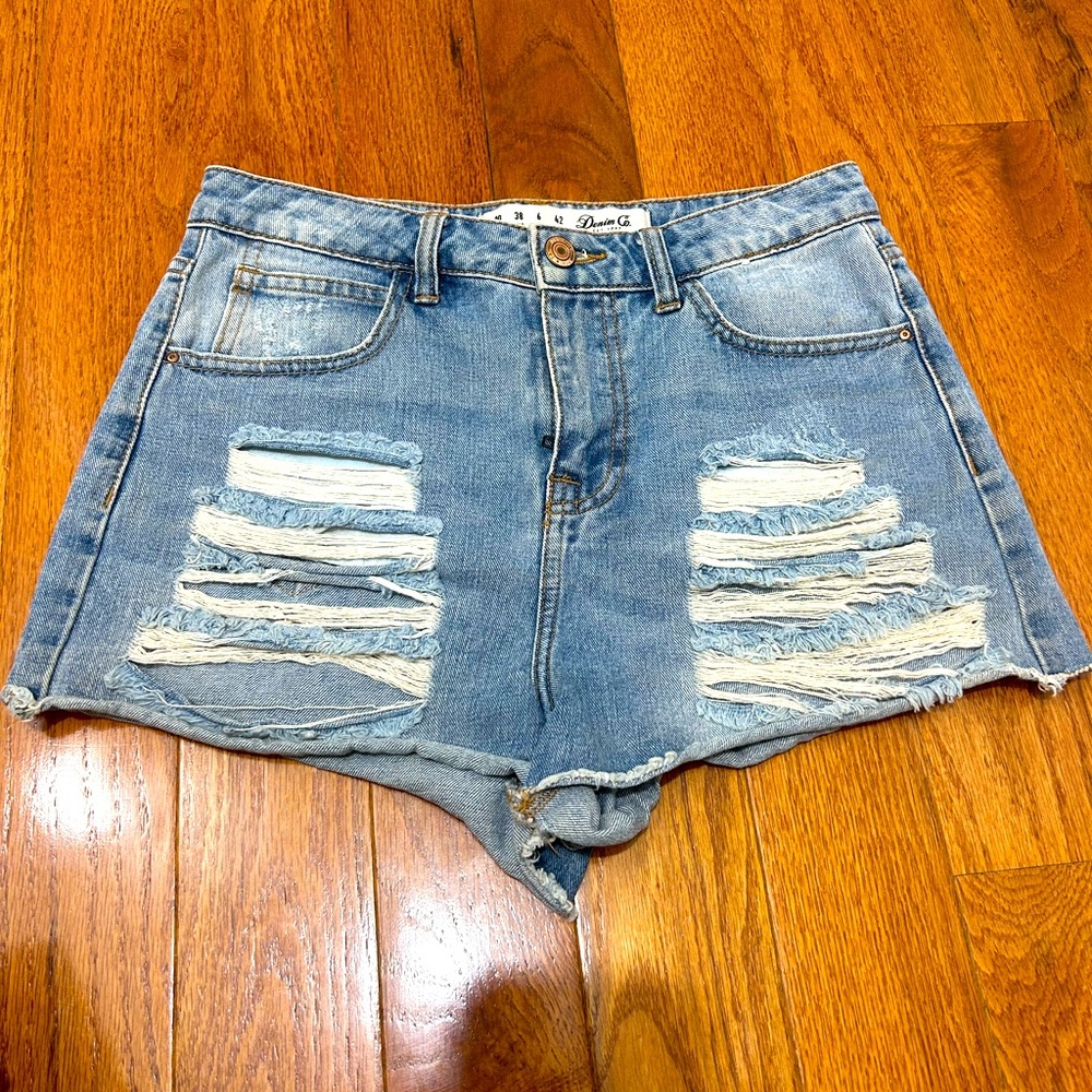 DENIM CO RIPPED DISTRESSED FRAYED DENIM SHORTS IN SIZE 6
